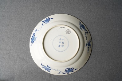 Trois assiettes en porcelaine de Chine en bleu et blanc, marques de Chenghua, Kangxi