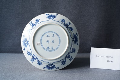 Une assiette en porcelaine de Chine en bleu et blanc &agrave; d&eacute;cor de 'La R&eacute;bellion de Rotterdam', marque de Chenghua, Kangxi