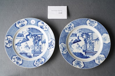 Une paire de plats en porcelaine de Chine en bleu et blanc, marque de Chenghua, Kangxi