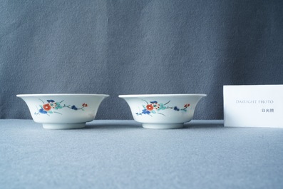 Een paar Japanse Kakiemon kommen met floraal decor, Edo, 17/18e eeuw