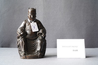 Une figure d'un dignitaire en bronze, Chine, 17/18&egrave;me