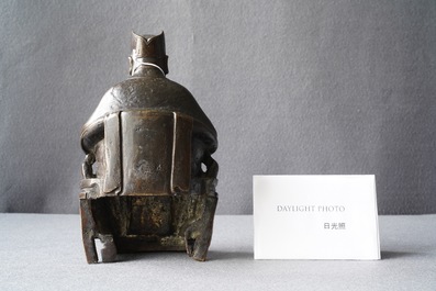 Une figure d'un dignitaire en bronze, Chine, 17/18&egrave;me