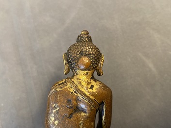 Une figure du Bouddha Shakyamuni en bronze dor&eacute;, Sino-Tibet, Ming