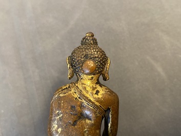 Een Sino-Tibetaanse verguld bronzen figuur van Boeddha Shakyamuni, Ming