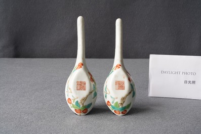 Een paar Chinese polychrome lepels met perziken, Jiaqing merk en periode