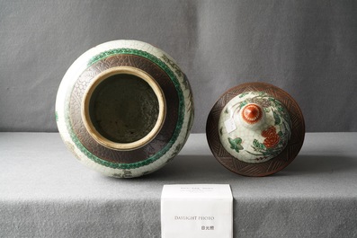 Trois vases en porcelaine de Chine qianjiang cai, craquel&eacute; de Nanking et &agrave; fond c&eacute;ladon, 19/20&egrave;me