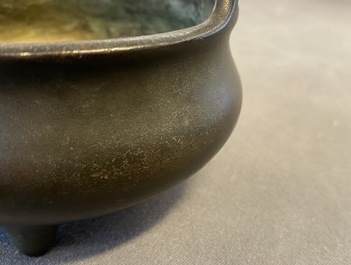 Een Chinese bronzen driepotige wierookbrander, Xuande merk, 17/18e eeuw