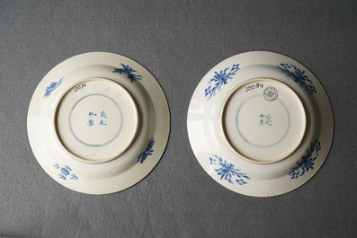 Trois assiettes en porcelaine de Chine en bleu et blanc, marques de Chenghua, Kangxi