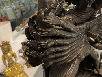 Un groupe en bronze figurant Mahakala et Yab-Yum, Tibet, 19&egrave;me