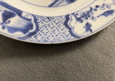 Deux assiettes en porcelaine de Chine en bleu et blanc &agrave; d&eacute;cor de 'La romance de la chambre de l'ouest', Kangxi