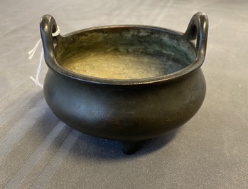 Een Chinese bronzen driepotige wierookbrander, Xuande merk, 17/18e eeuw