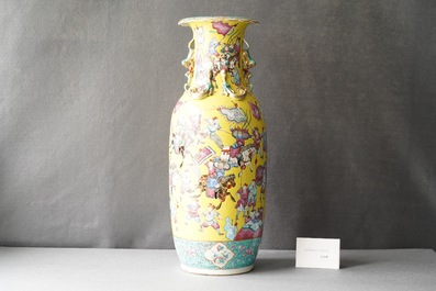 Un vase en porcelaine de Chine famille rose &agrave; d&eacute;cor de guerriers sur fond jaune, 19&egrave;me