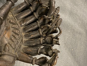 Een grote bronzen groep van Mahakala met Yab-Yum, Tibet, 19e eeuw