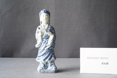 Een Chinese blauw-witte figuur van een staande Bodhisattva, 19e eeuw