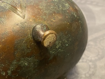 Een Chinese bronzen schenkkan in de vorm van een draak, Qing