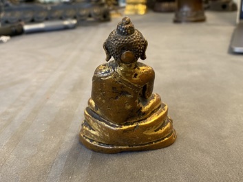 Une figure du Bouddha Shakyamuni en bronze dor&eacute;, Sino-Tibet, Ming