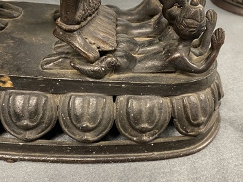 Een grote bronzen groep van Mahakala met Yab-Yum, Tibet, 19e eeuw