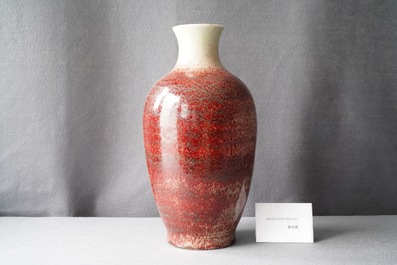 A Chinese monochrome peachbloom glazed vase, 18/19th C.