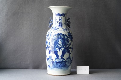 Un vase en porcelaine de Chine en bleu et blanc, 19&egrave;me