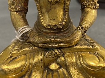 Een Sino-Tibetaanse verguld bronzen figuur van Boeddha, 18e eeuw