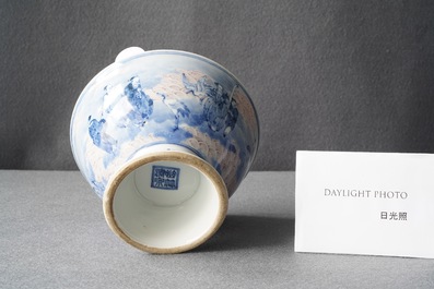 Een Chinese blauw-witte en koperrode stem bowl met onsterfelijken, Republiek