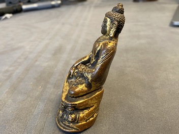 Une figure du Bouddha Shakyamuni en bronze dor&eacute;, Sino-Tibet, Ming
