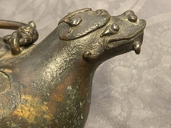 Een Chinese bronzen schenkkan in de vorm van een draak, Qing