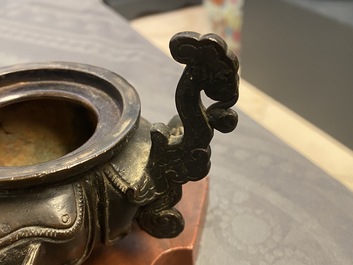 Twee Chinese bronzen wierookbranders, een spiegel en een vaas, Ming en later