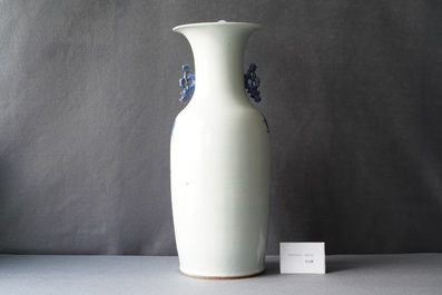 Un vase en porcelaine de Chine en bleu et blanc, 19&egrave;me