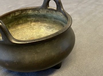 Een Chinese bronzen driepotige wierookbrander, Xuande merk, 17/18e eeuw