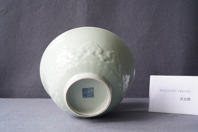 Een Chinese monochrome celadon kom met onderglazuur decor, Qianlong merk, 19e eeuw