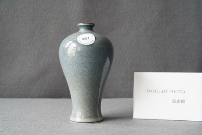 Un vase de forme 'meiping' en porcelaine de Chine 'robin's egg', marque de Daoguang, 20&egrave;me