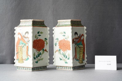 Une paire de vases en porcelaine de Chine famille verte en forme de losange, 19&egrave;me