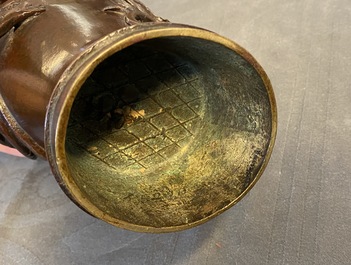 Een Chinese bronzen vaas met draken als handgrepen, Ming