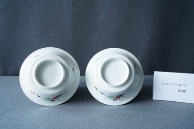 Een paar Japanse Kakiemon kommen met floraal decor, Edo, 17/18e eeuw