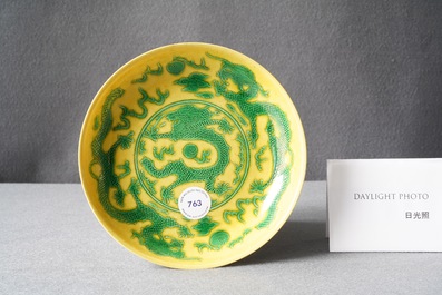 Een Chinees bordje met een draak in groen op gele fondkleur, Guangxu merk en periode