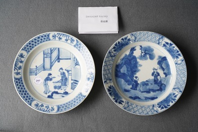 Trois assiettes en porcelaine de Chine en bleu et blanc, marques de Chenghua, Kangxi