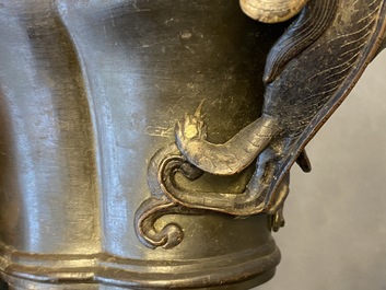 Een Chinese bronzen wierookbrander met chilong handgrepen, Xuande mark, 18e eeuw