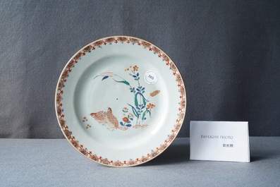 Een fijn Chinees Kakiemon-stijl bord met kwartels, Qianlong