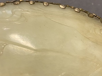 Een grote Chinese handspiegel met jade en zilver, Qing