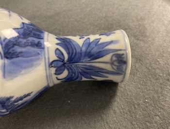 Un vase de forme double gourde en porcelaine de Chine en bleu et blanc, &eacute;poque Transition