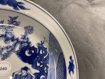 Un plat en porcelaine de Chine en bleu et blanc &agrave; d&eacute;cor de figures dans un jardin, Kangxi