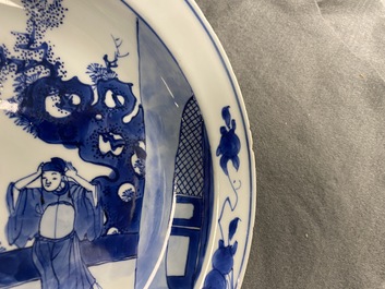 Un plat en porcelaine de Chine en bleu et blanc &agrave; d&eacute;cor de figures dans un jardin, Kangxi