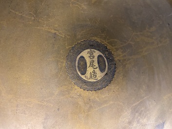 Un grand plat en bronze, sign&eacute; Miyao, Japon, Meiji, 19&egrave;me