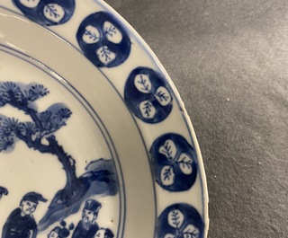 Een Chinees blauw-wit ko-sometsuke bord met onsterfelijken voor de Japanse markt, Tianqi