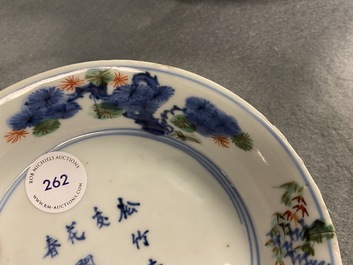 Une coupe en porcelaine de Chine wucai &agrave; d&eacute;cor de calligraphie, &eacute;poque Transition