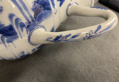 Une verseuse en porcelaine de Chine en bleu et blanc, &eacute;poque Transition