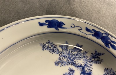 Un plat en porcelaine de Chine en bleu et blanc &agrave; d&eacute;cor de figures dans un jardin, Kangxi