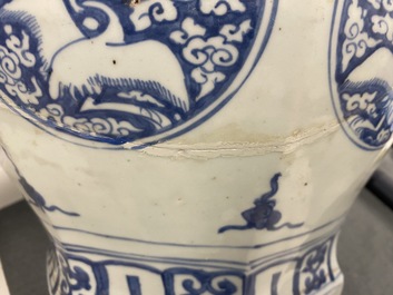 Een Chinese blauw-witte vaas met kraanvogels, Jiajing