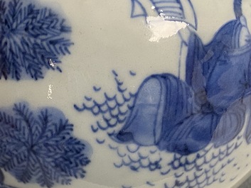 Un vase de forme double gourde en porcelaine de Chine en bleu et blanc, &eacute;poque Transition